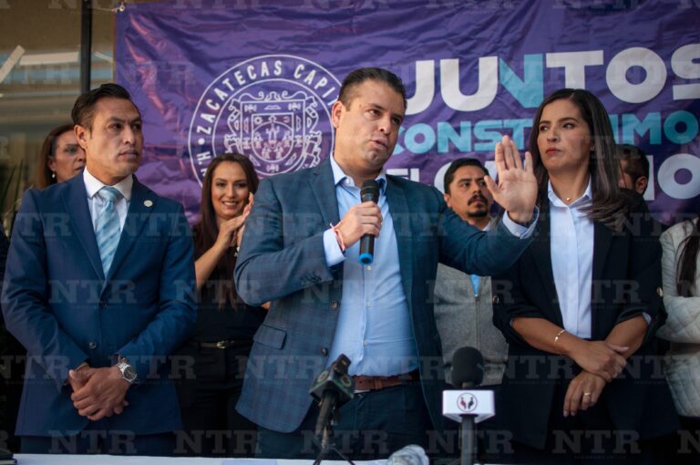 Presenta Miguel Varela a funcionarios de su gabinete