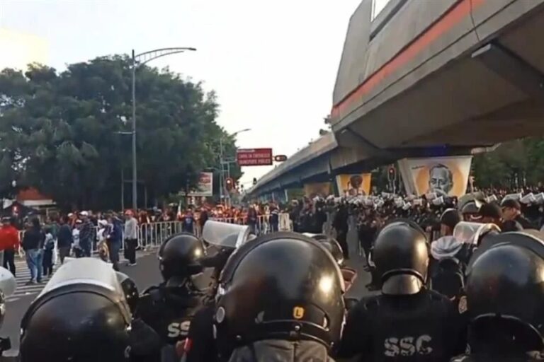 Protestan trabajadores del PJ en inmediaciones de San Lázaro