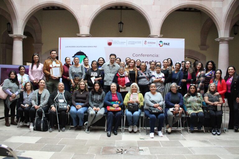 Rinden protesta nuevas integrantes de Red de Constructoras de Paz