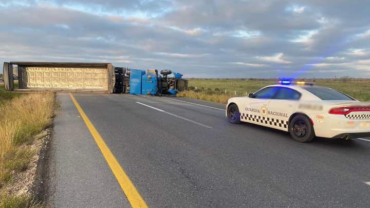 Vuelca camión en carretera; operador salió ileso