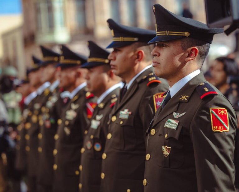Ascienden de grado a siete militares