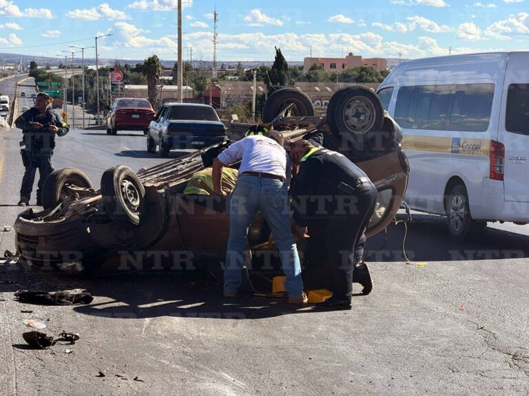 Pareja resulta severamente lesionada tras volcadura