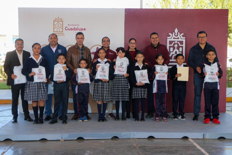Entrega Pepe Saldívar obra y útiles escolares