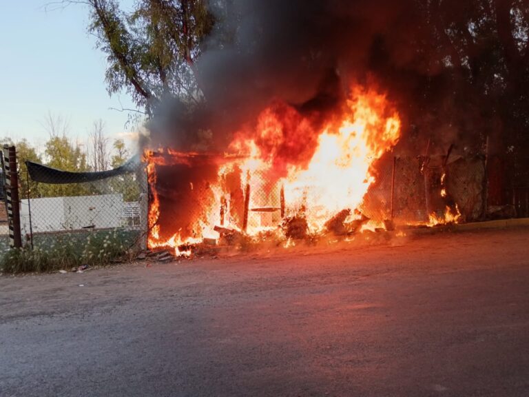 Se incendia puesto de comida cerca Unidad Deportiva Benito Juárez