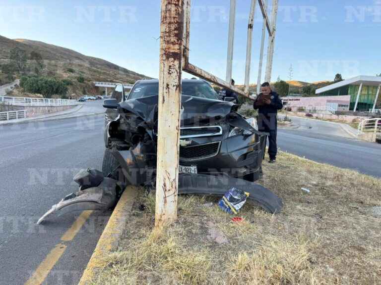 Conductor choca y abandona su automóvil sobre vialidad Vetagrande