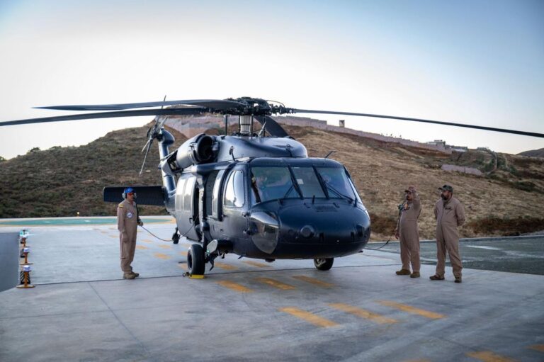 Arriba helicóptero Black Hawk al estado