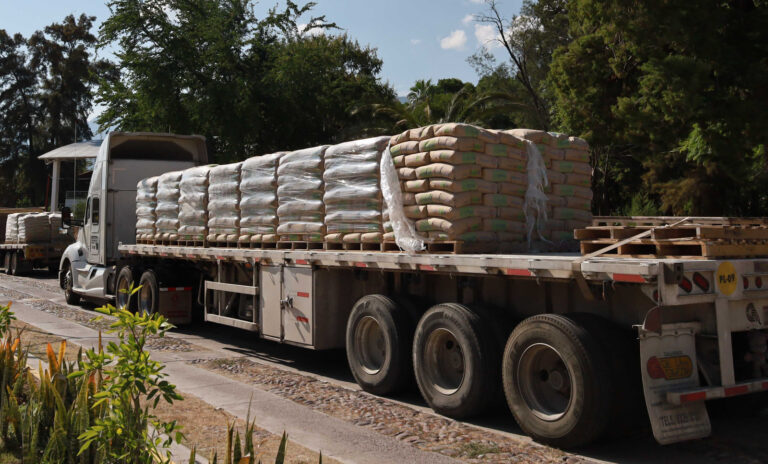 Benefician a familias con material para construcción