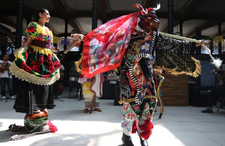 Con música y baile, celebran tradiciones michoacanas
