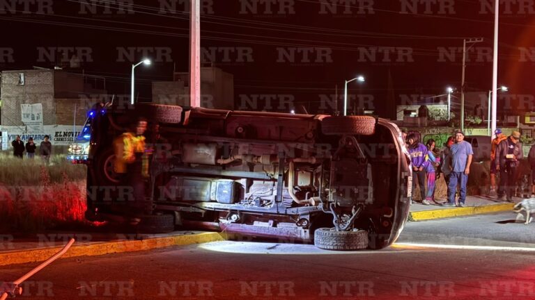Conductor resulta lesionado tras volcadura en avenida Circuito Interior
