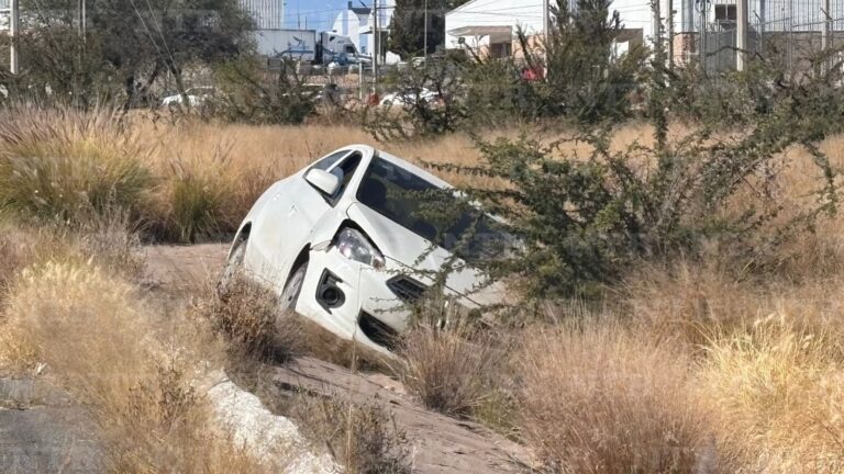 Vehículo termina en canal de aguas pluviales