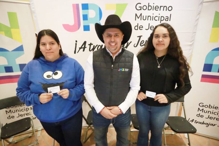 Entregan becas de transporte a estudiantes jerezanos