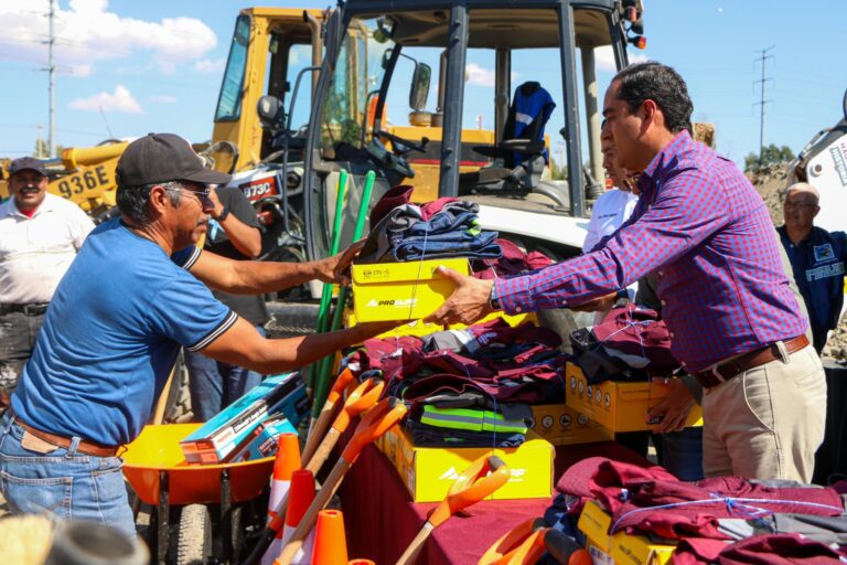 Entregan uniformes a personal de Obras Públicas