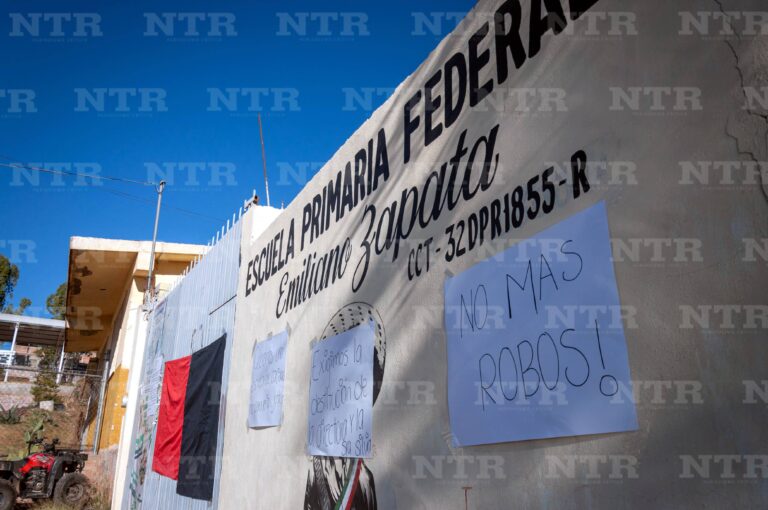 Toman primaria; acusan a directora de desfalco