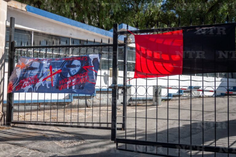 Exigen destitución de docente de Derecho por acoso escolar