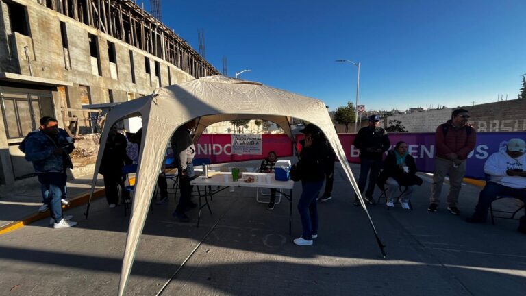 Exigen docentes pago de bono; cierran presidencia municipal
