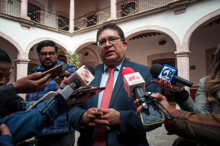 Gestiona rector recursos; sindicatos exigen aumento