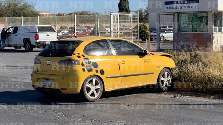 Hombre choca frente a Hospital General de Fresnillo