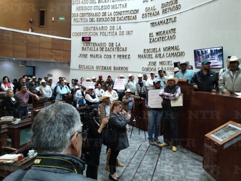 Irrumpen campesinos en la Legislatura