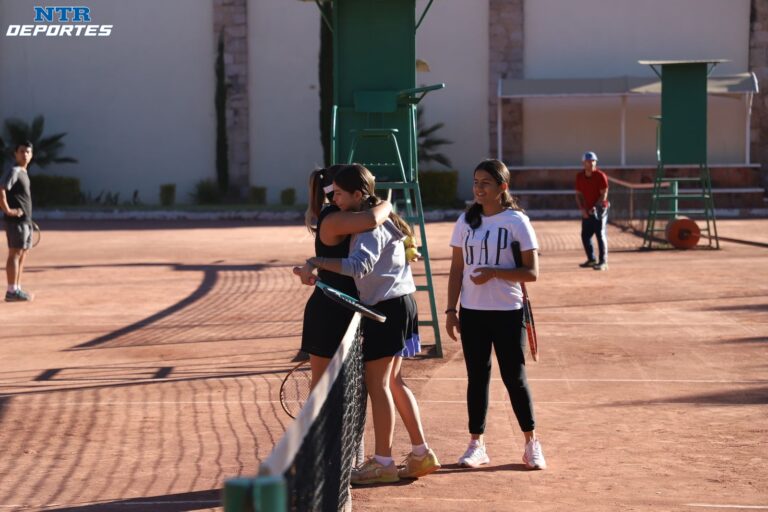 Juegan tenis con temática de Día de Muertos