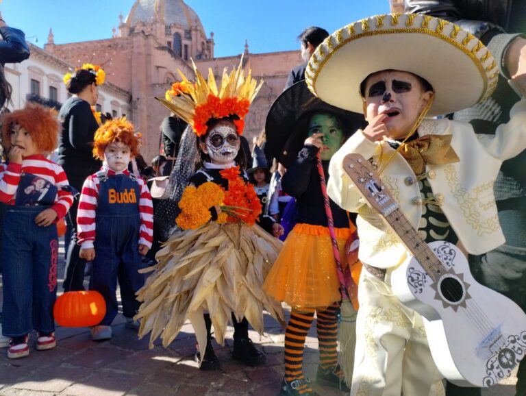 Lucen bailarinas y peques sus pasos y disfraces en Plaza de Armas