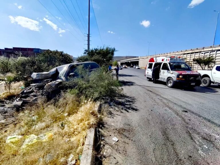 Impacta a minivan y huye del lugar
