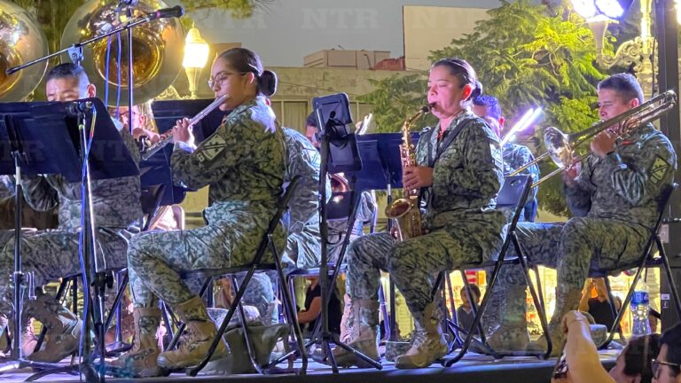 Deleitan militares con villancicos en el jardín Obelisco
