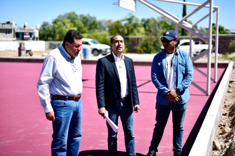 Supervisan construcción de cancha de usos múltiples