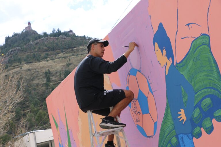 Pintan artistas mural en barrio de El Vergel Nuevo