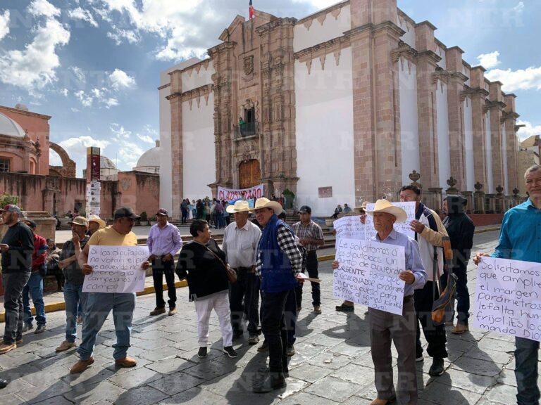 Se manifiestan productores de frijol; piden apoyo con adeudos