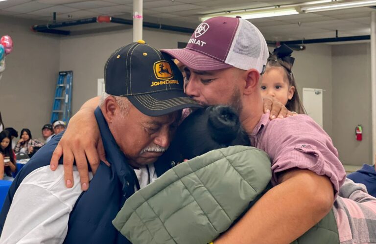 Tras décadas separados, 48 padres se reencuentran con sus hijos en EU