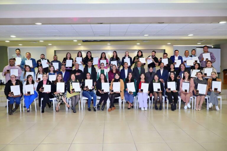 Reconocen a maestros destacados en educación básica y media superior