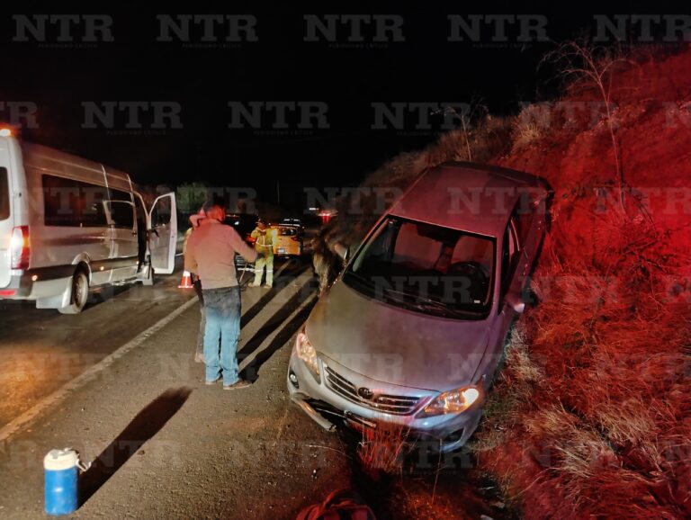 Salida de camino de dos vehículos deja dos personas lesionadas
