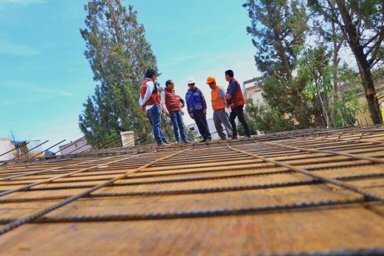 Supervisan construcción de aula en escuela de Guadalupe