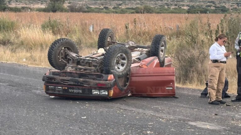 Vuelca camioneta que transportaba pastura; el conductor no fue localizado