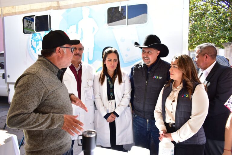 Apoyan a connacionales con Feria de la Salud Pública en Jerez