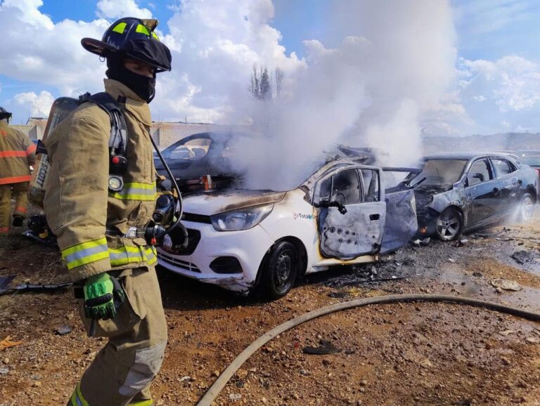 Incendio en corralón destruye seis autos