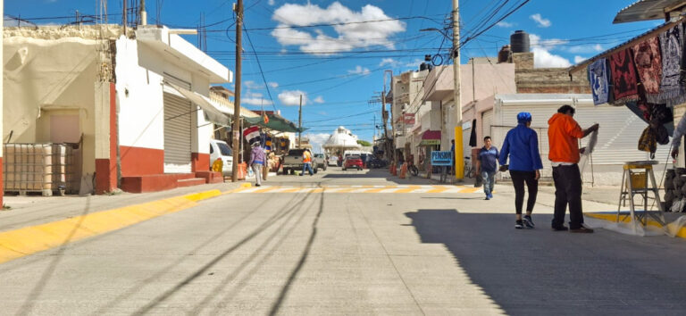 Realzan belleza de las calles de Plateros