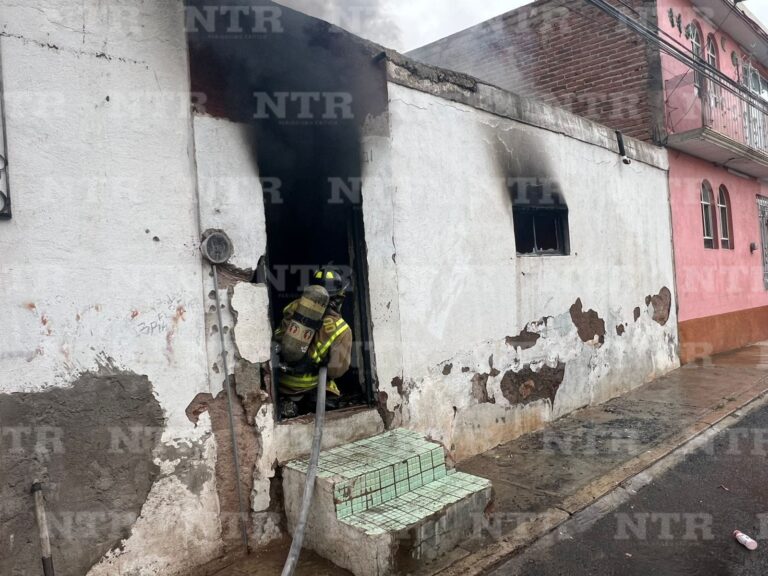 Rescatan a dos menores y un adulto mayor de un incendio