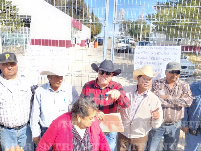 Bloquean productores de frijol salida norte de Zacatecas