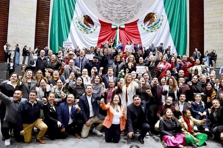 Cambia la Constitución Morena cada 15 horas