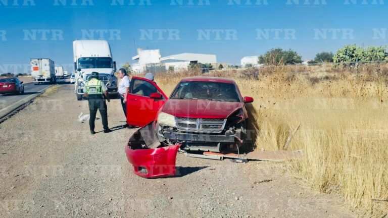 Chocan automóvil y tractocamión sobre federal 45
