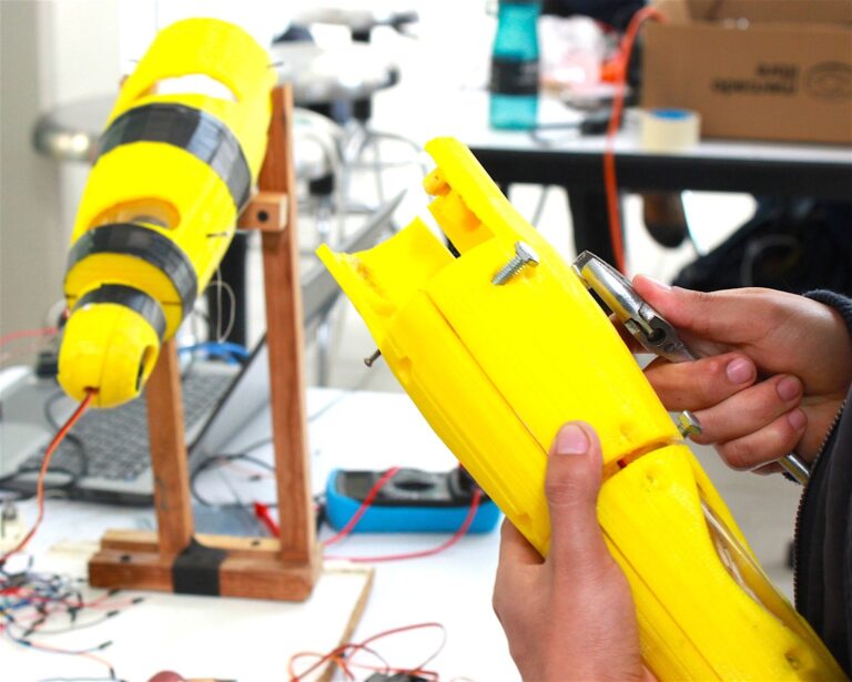 Desarrollan en Utzac prótesis de brazo biométrico