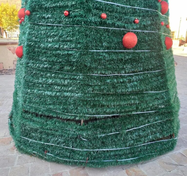 Buscan a responsables de vandalizar adornos navideños
