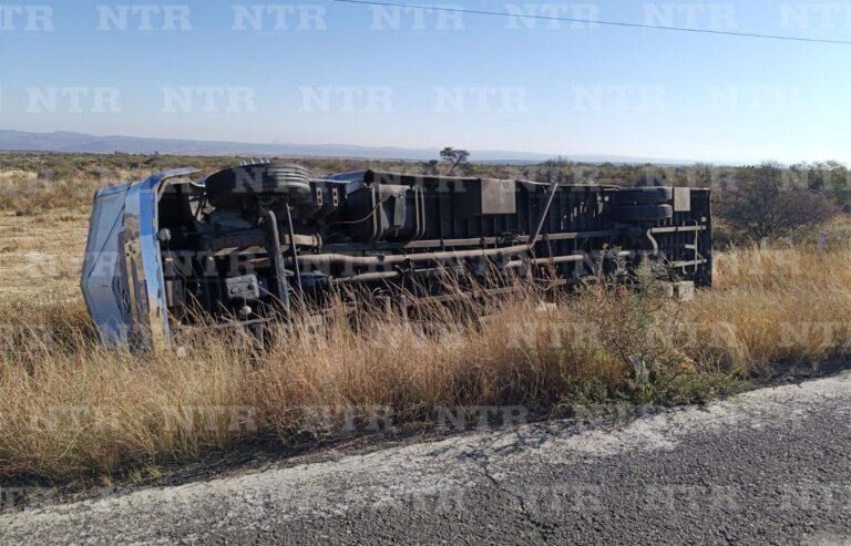 Vuelca camión entre Sain Alto y Fresnillo