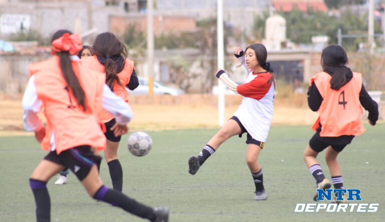 El futbol femenil de la E.S José Vasconcelos gana campeonato