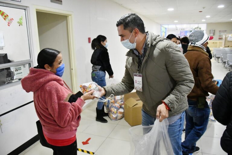 Entrega ayuntamiento de Guadalupe bolos y juguetes en hospitales