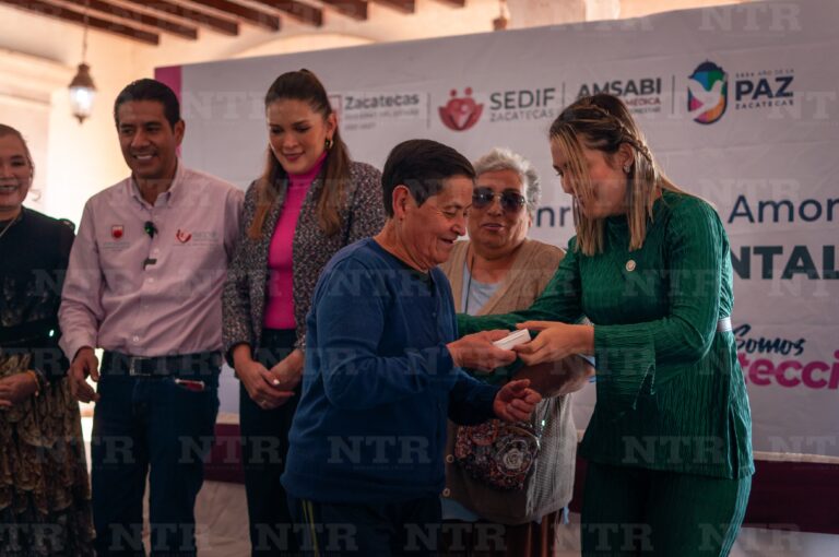 Entregan prótesis dentales a adultos mayores