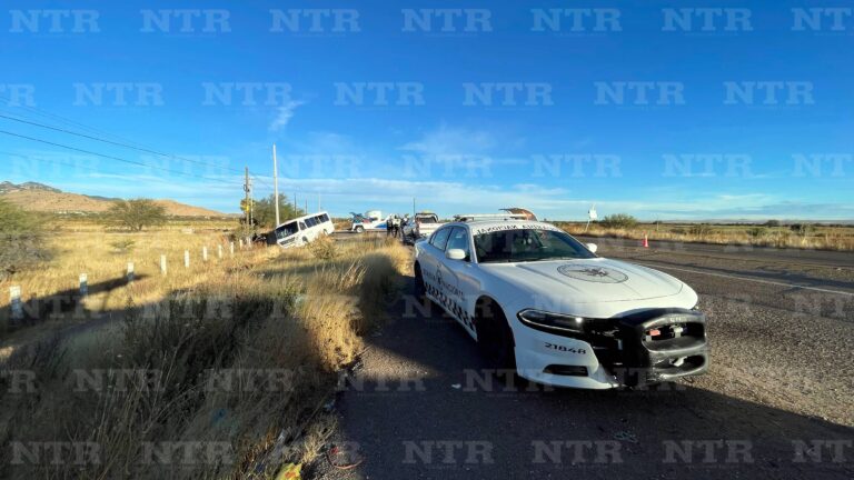 Choca camión de pasajeros con otro de transporte de personal