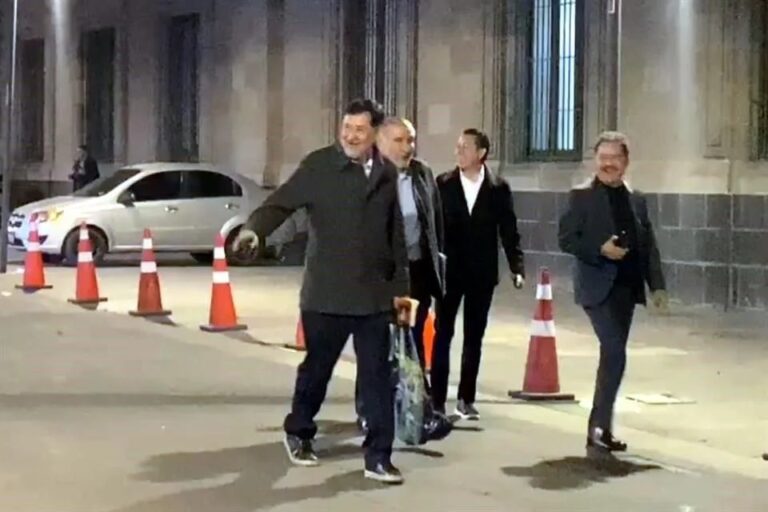 Llegan morenistas a Palacio tras pleito