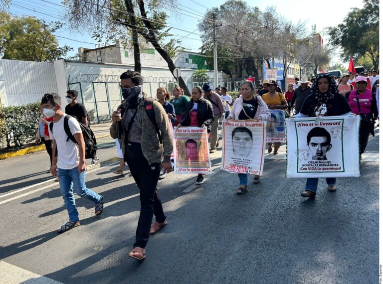 Marchan padres de los 43 a la Basílica